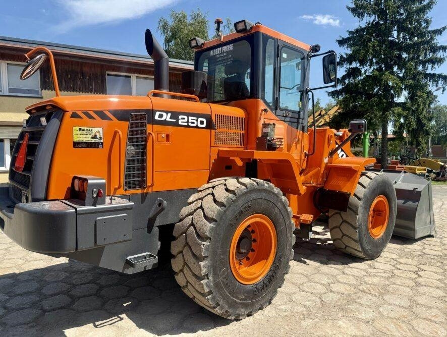 Doosan DL250 - Gumikerekes homlokrakodó: 4 kép. Doosan DL250 - Gumikerekes homlokrakodó: 4 kép.