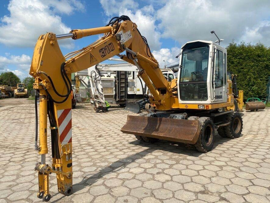 Liebherr A310B - Gumikerekes kotró: 4 kép. Liebherr A310B - Gumikerekes kotró: 4 kép.