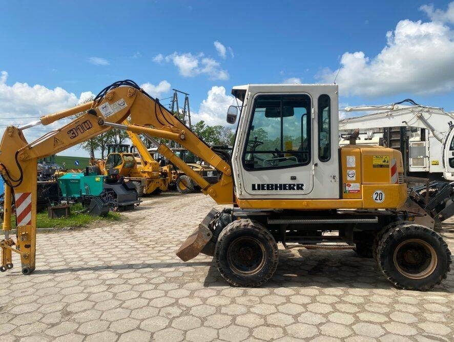 Liebherr A310B - Gumikerekes kotró: 2 kép. Liebherr A310B - Gumikerekes kotró: 2 kép.