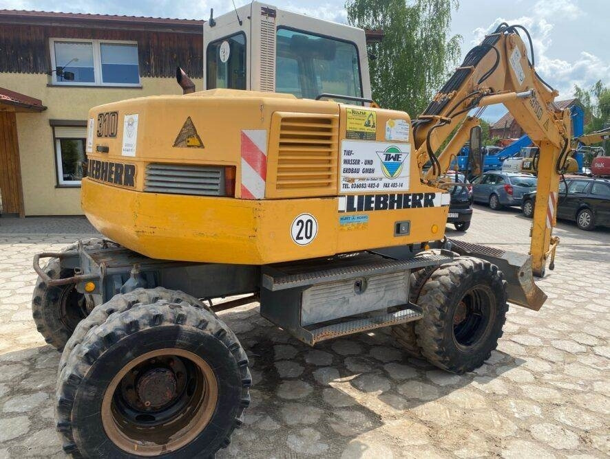 Liebherr A310B - Gumikerekes kotró: 3 kép. Liebherr A310B - Gumikerekes kotró: 3 kép.
