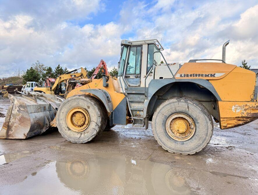 Liebherr L564 - Gumikerekes homlokrakodó: 2 kép. Liebherr L564 - Gumikerekes homlokrakodó: 2 kép.