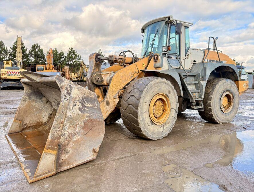 Liebherr L564 - Gumikerekes homlokrakodó: 3 kép. Liebherr L564 - Gumikerekes homlokrakodó: 3 kép.