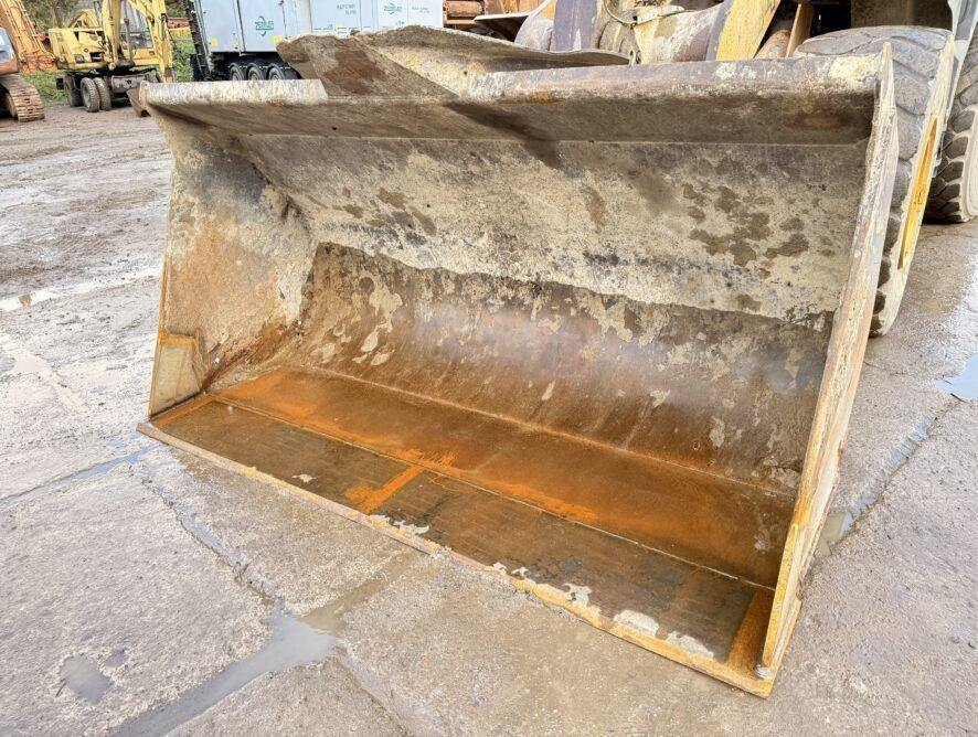 Liebherr L564 - Gumikerekes homlokrakodó: 4 kép. Liebherr L564 - Gumikerekes homlokrakodó: 4 kép.