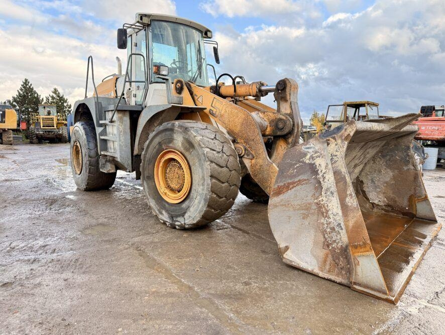 Liebherr L564 - Gumikerekes homlokrakodó: 5 kép. Liebherr L564 - Gumikerekes homlokrakodó: 5 kép.