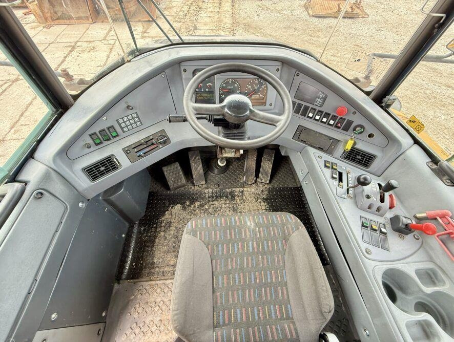 Csuklós dömper Volvo A35D: 11 kép.