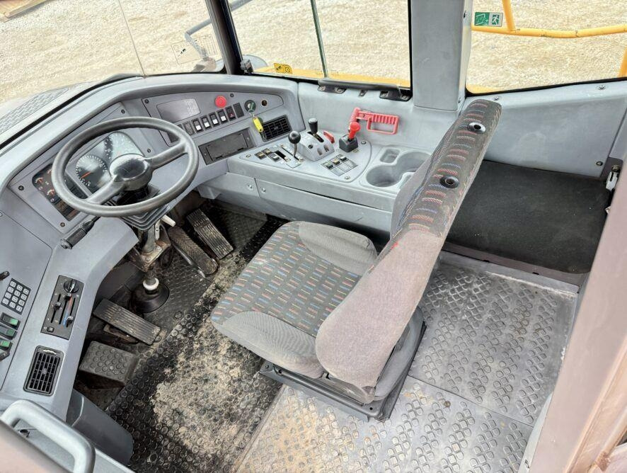 Csuklós dömper Volvo A35D: 13 kép.