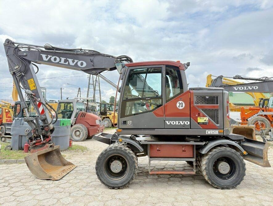 Volvo EWR150E - Gumikerekes kotró: 2 kép. Volvo EWR150E - Gumikerekes kotró: 2 kép.