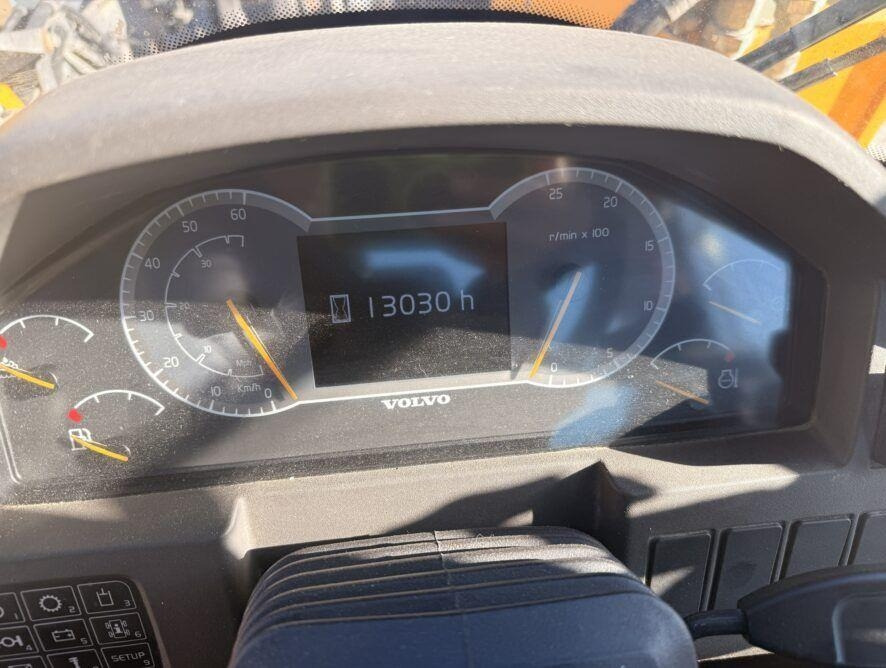 Volvo L110H  - Gumikerekes homlokrakodó: 3 kép. Volvo L110H  - Gumikerekes homlokrakodó: 3 kép.