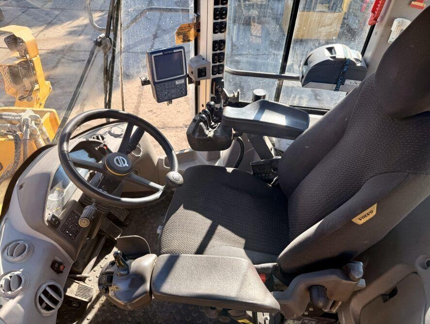 Volvo L110H  - Gumikerekes homlokrakodó: 4 kép. Volvo L110H  - Gumikerekes homlokrakodó: 4 kép.