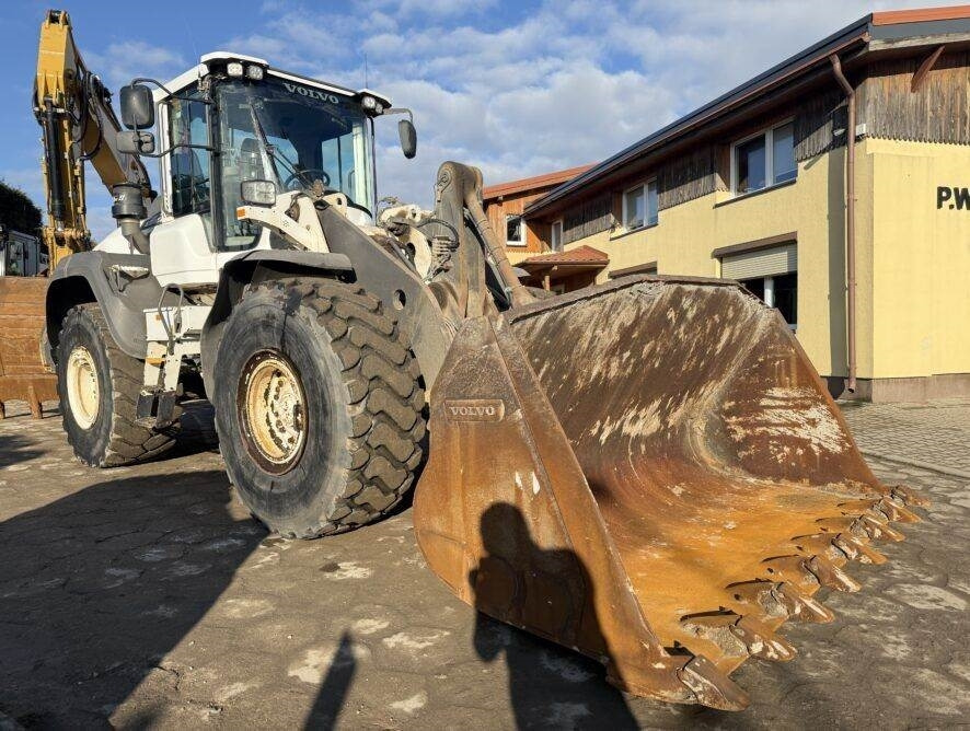 Volvo L120H - Gumikerekes homlokrakodó: 4 kép. Volvo L120H - Gumikerekes homlokrakodó: 4 kép.