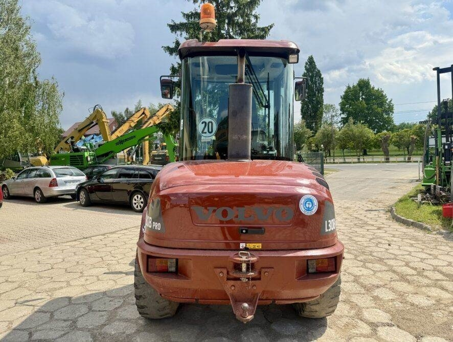 Volvo L30B Pro - Gumikerekes homlokrakodó: 5 kép. Volvo L30B Pro - Gumikerekes homlokrakodó: 5 kép.