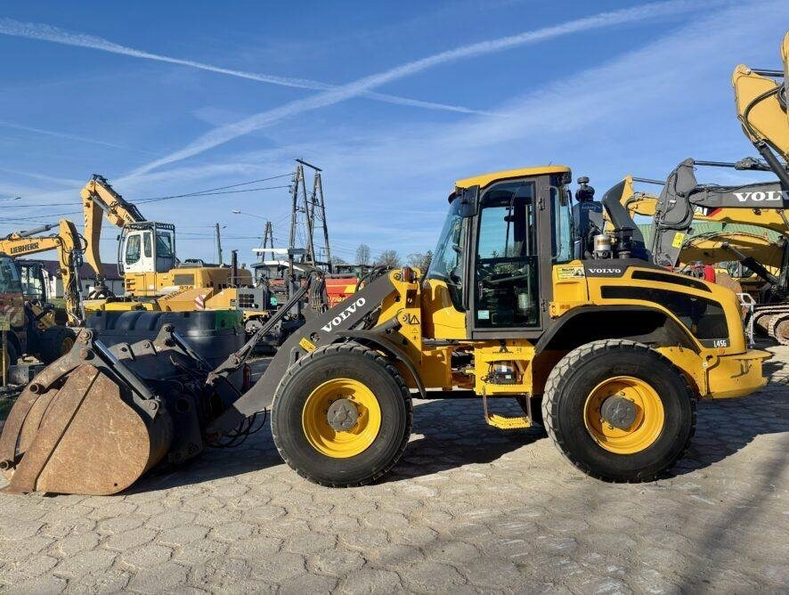 Volvo L45G TP - Gumikerekes homlokrakodó: 3 kép. Volvo L45G TP - Gumikerekes homlokrakodó: 3 kép.