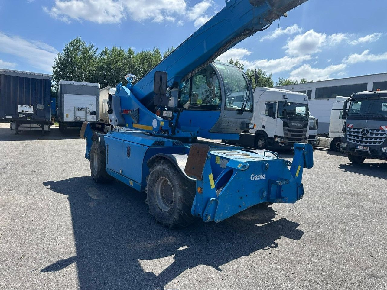 Genie Terex GTH 4018 SR/4x4/ ROTO - Emelőkosaras teherautó: 4 kép. Genie Terex GTH 4018 SR/4x4/ ROTO - Emelőkosaras teherautó: 4 kép.