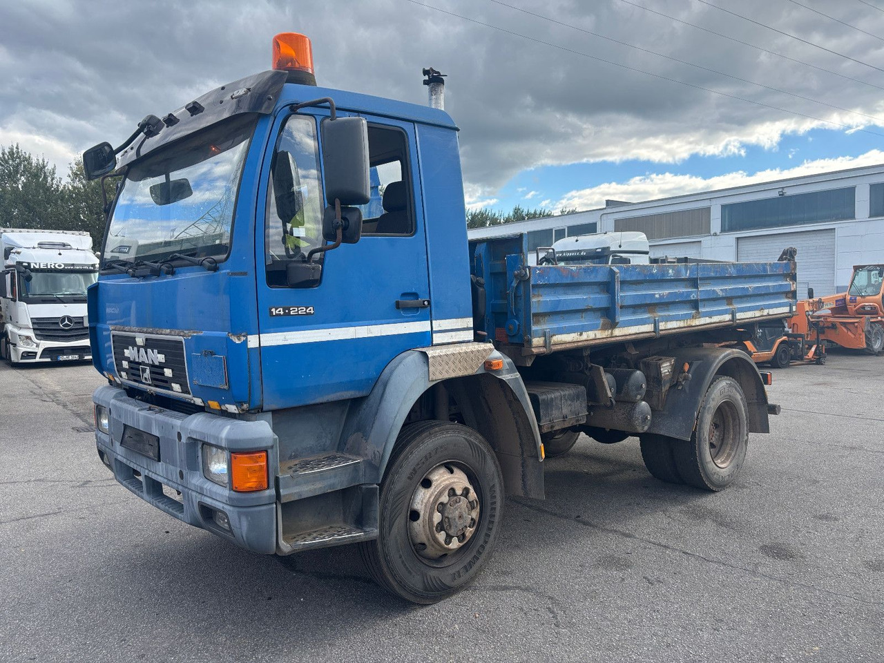 MAN 14.224 12.220 4x4 Meiller 3 Seitenkipper - Billenőplatós teherautó: 2 kép. MAN 14.224 12.220 4x4 Meiller 3 Seitenkipper - Billenőplatós teherautó: 2 kép.