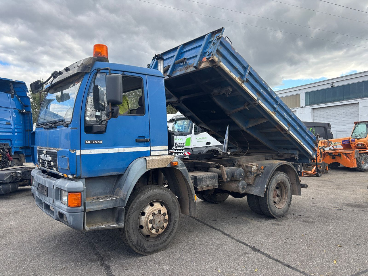 MAN 14.224 12.220 4x4 Meiller 3 Seitenkipper - Billenőplatós teherautó: 1 kép. MAN 14.224 12.220 4x4 Meiller 3 Seitenkipper - Billenőplatós teherautó: 1 kép.