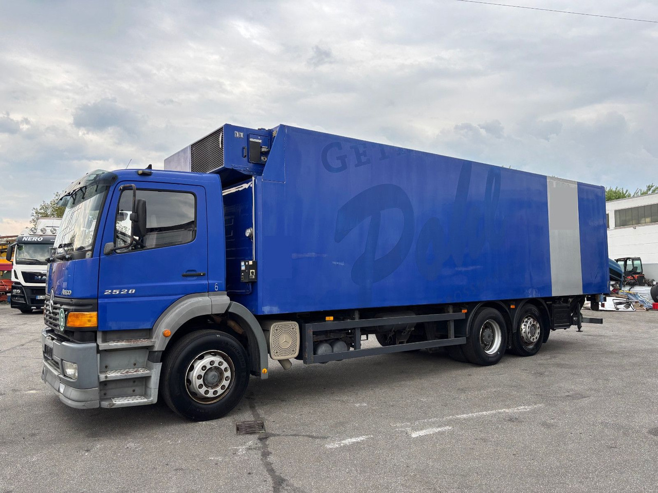 Mercedes-Benz 2528 L LBW/Klima/Frigoblock - Hűtős teherautó: 2 kép. Mercedes-Benz 2528 L LBW/Klima/Frigoblock - Hűtős teherautó: 2 kép.