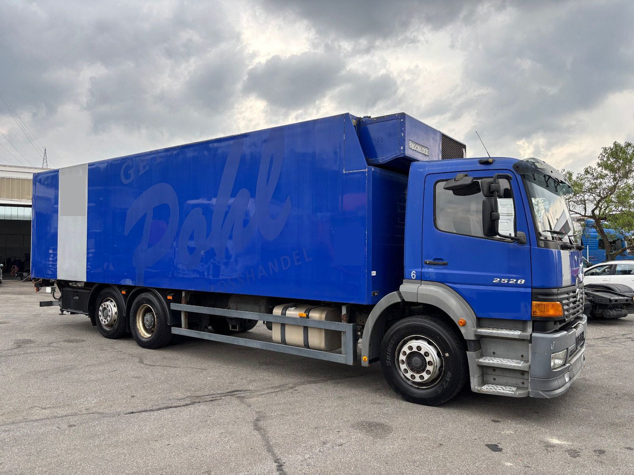 Mercedes-Benz 2528 L LBW/Klima/Frigoblock - Hűtős teherautó: 3 kép. Mercedes-Benz 2528 L LBW/Klima/Frigoblock - Hűtős teherautó: 3 kép.