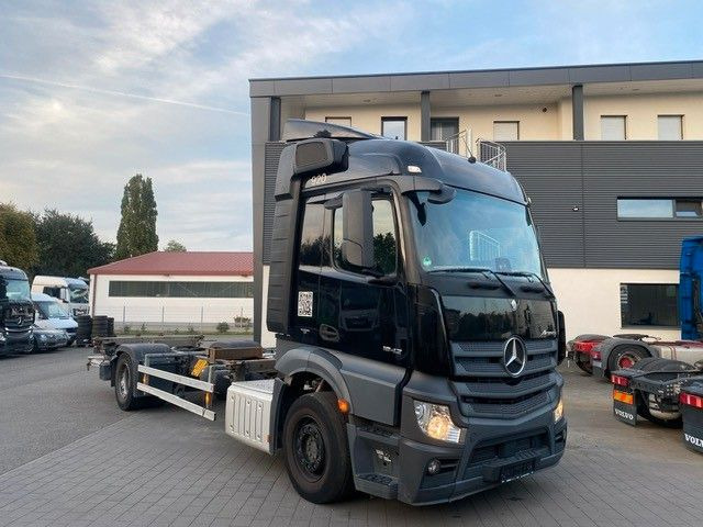 Mercedes-Benz Actros 1842 BDF LBW 1845 2x - Cserefelépítményes teherautó: 4 kép. Mercedes-Benz Actros 1842 BDF LBW 1845 2x - Cserefelépítményes teherautó: 4 kép.