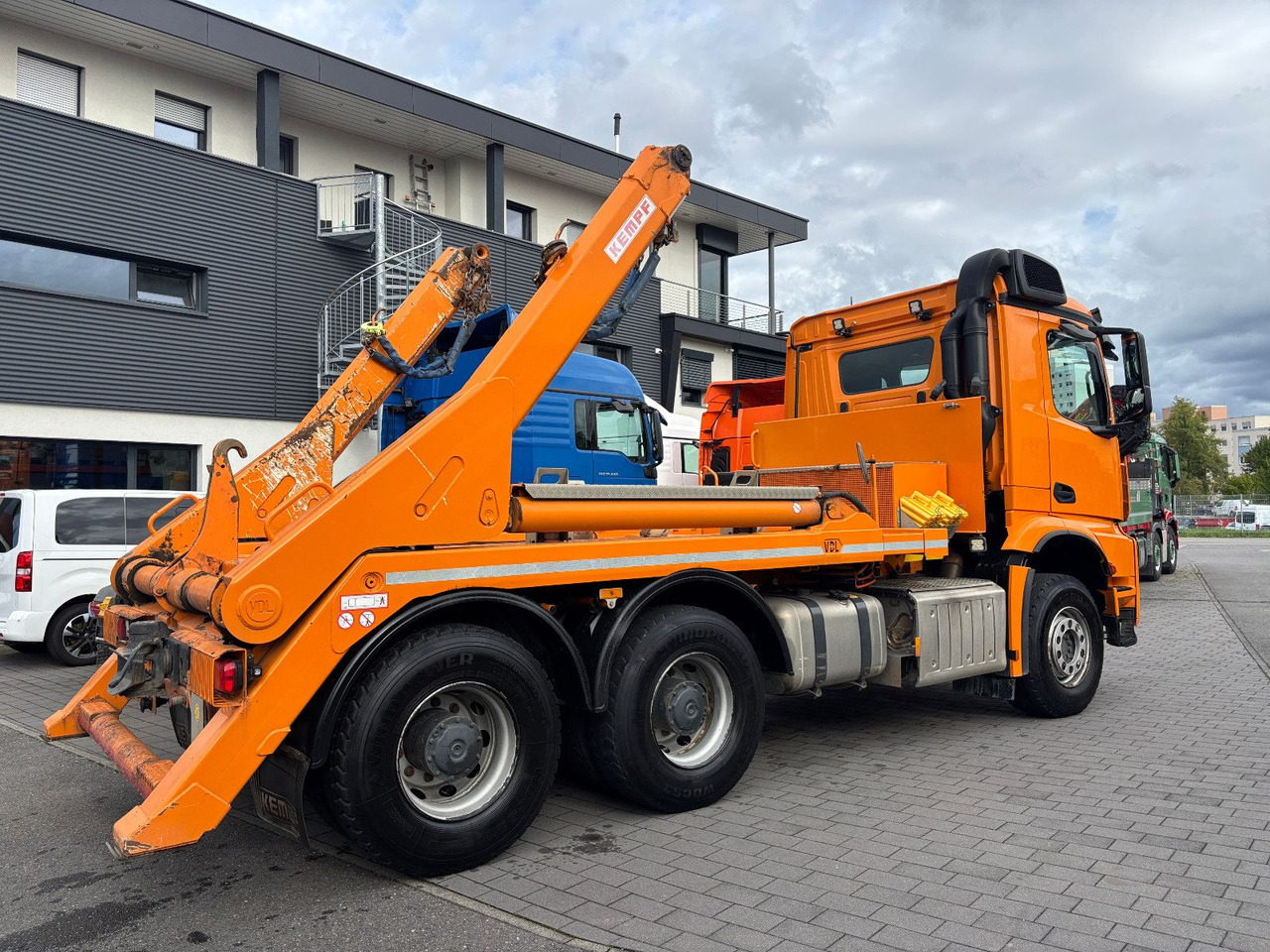 Mercedes-Benz Arocs 2648 6x4/Kempf - Billenőplatós teherautó: 3 kép. Mercedes-Benz Arocs 2648 6x4/Kempf - Billenőplatós teherautó: 3 kép.