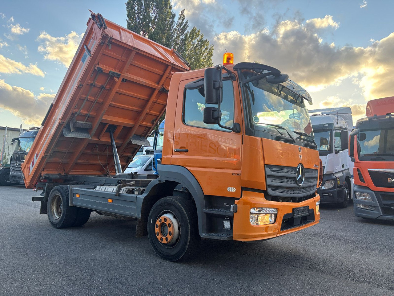 Mercedes-Benz Atego 1530 - Billenőplatós teherautó: 1 kép. Mercedes-Benz Atego 1530 - Billenőplatós teherautó: 1 kép.