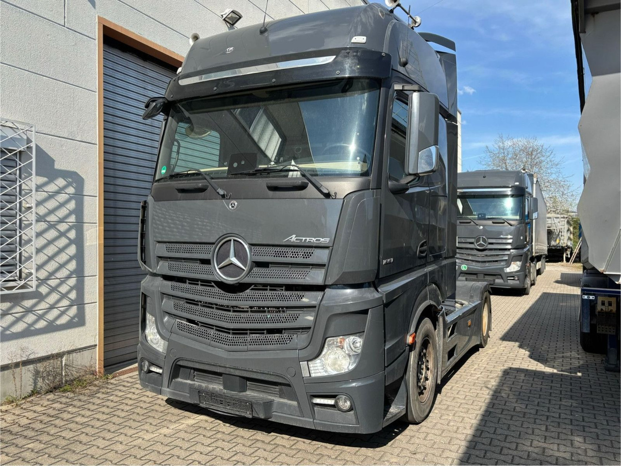 Mercedes-Benz Actros 1851 Retarder/Luft/Klima - Nyergesvontató: 1 kép. Mercedes-Benz Actros 1851 Retarder/Luft/Klima - Nyergesvontató: 1 kép.