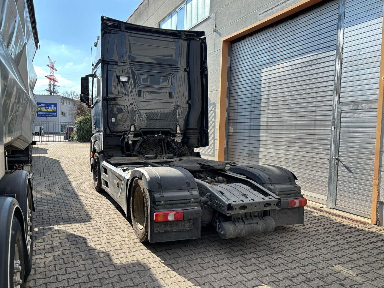 Mercedes-Benz Actros 1851 Retarder/Luft/Klima - Nyergesvontató: 4 kép. Mercedes-Benz Actros 1851 Retarder/Luft/Klima - Nyergesvontató: 4 kép.