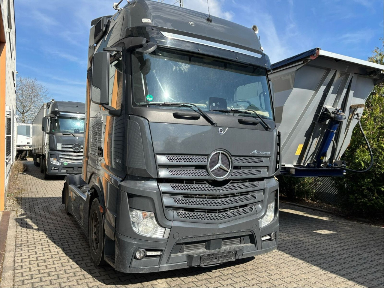 Mercedes-Benz Actros 1851 Retarder/Luft/Klima - Nyergesvontató: 3 kép. Mercedes-Benz Actros 1851 Retarder/Luft/Klima - Nyergesvontató: 3 kép.