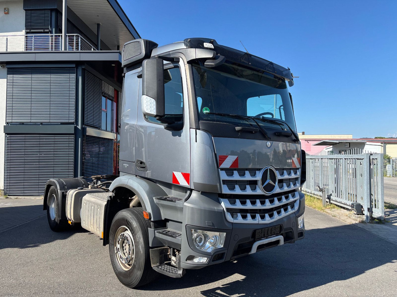 Mercedes-Benz Arocs 1842 Retarder/Kipphyd./Klima - Nyergesvontató: 3 kép. Mercedes-Benz Arocs 1842 Retarder/Kipphyd./Klima - Nyergesvontató: 3 kép.