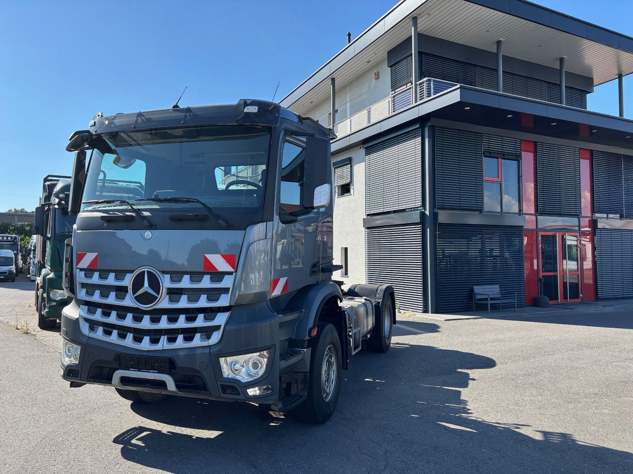 Mercedes-Benz Arocs 1842 Retarder/Kipphyd./Klima - Nyergesvontató: 1 kép. Mercedes-Benz Arocs 1842 Retarder/Kipphyd./Klima - Nyergesvontató: 1 kép.