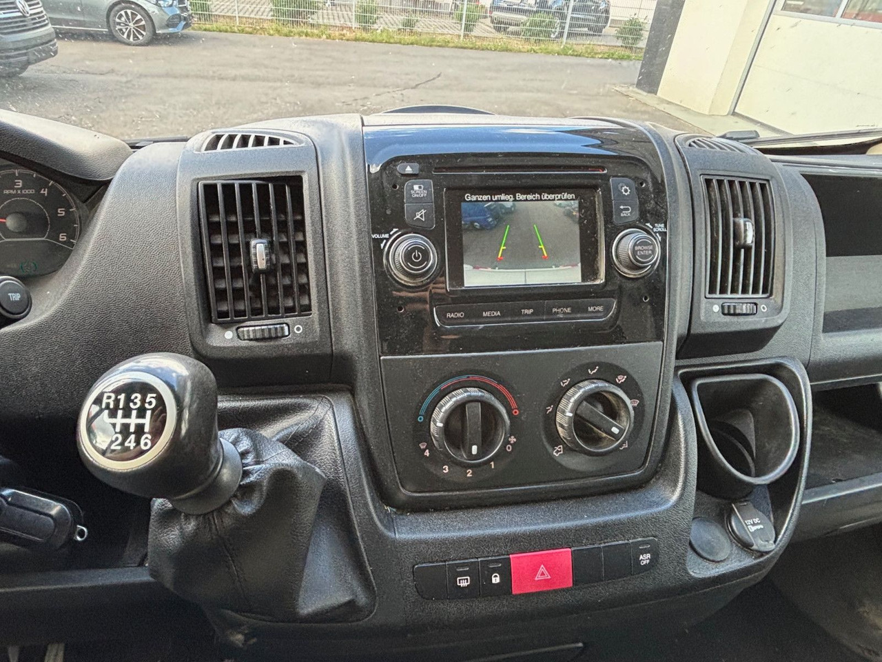 Kis furgon Peugeot Boxer: 10 kép. Kis furgon Peugeot Boxer: 10 kép.