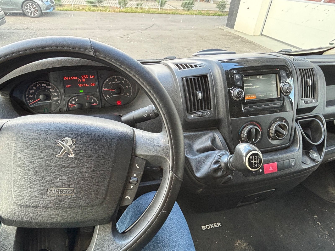 Kis furgon Peugeot Boxer: 9 kép. Kis furgon Peugeot Boxer: 9 kép.