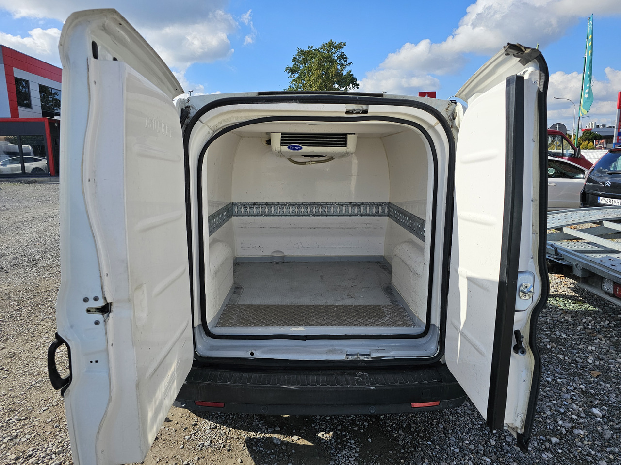 Fiat Doblo chlodnia mroznia carrier +230v - 18 C euro5 - Hűtős kisteherautó: 2 kép. Fiat Doblo chlodnia mroznia carrier +230v - 18 C euro5 - Hűtős kisteherautó: 2 kép.