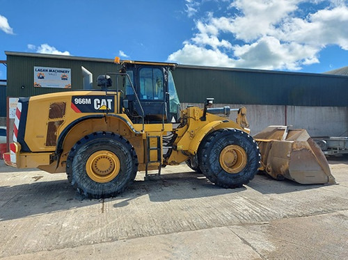 2016 Cat 966M - Gumikerekes homlokrakodó: 2 kép. 2016 Cat 966M - Gumikerekes homlokrakodó: 2 kép.