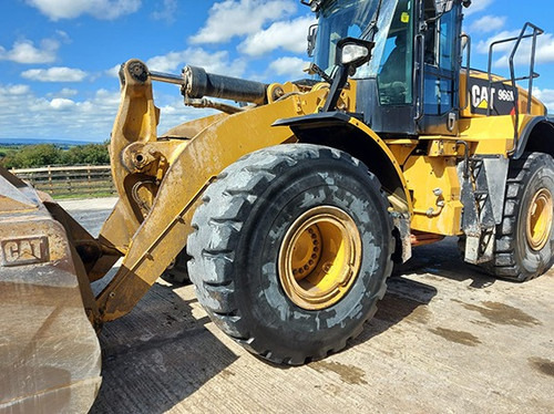 2016 Cat 966M - Gumikerekes homlokrakodó: 3 kép. 2016 Cat 966M - Gumikerekes homlokrakodó: 3 kép.