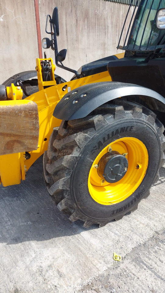 JCB 540-140 - Teleszkópos rakodó: 2 kép. JCB 540-140 - Teleszkópos rakodó: 2 kép.