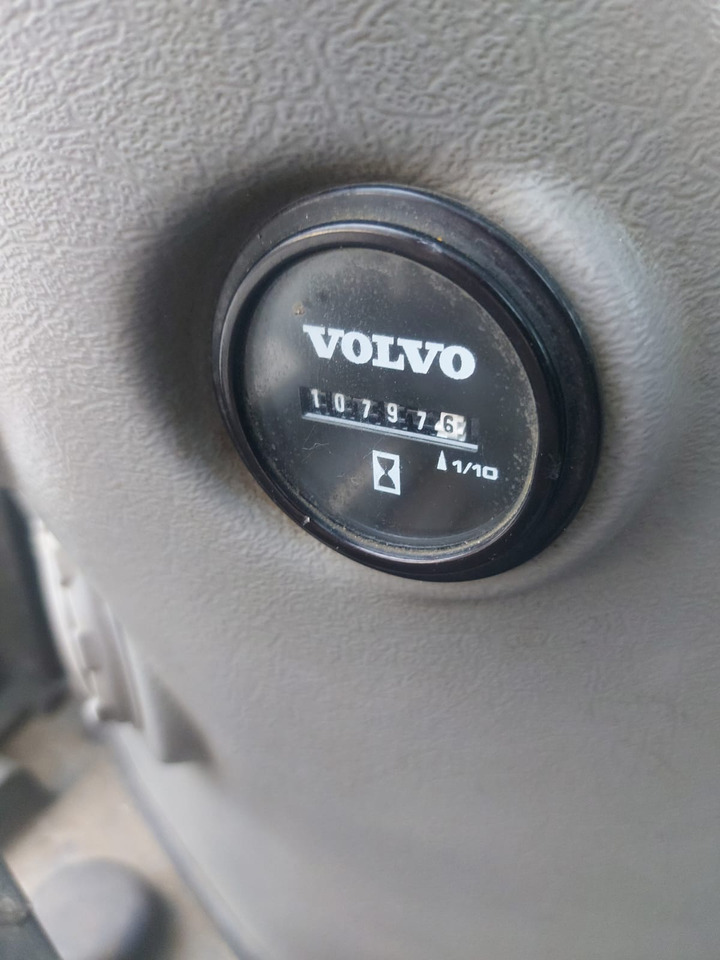 Volvo EC 140 DL - Lánctalpas kotró: 4 kép. Volvo EC 140 DL - Lánctalpas kotró: 4 kép.