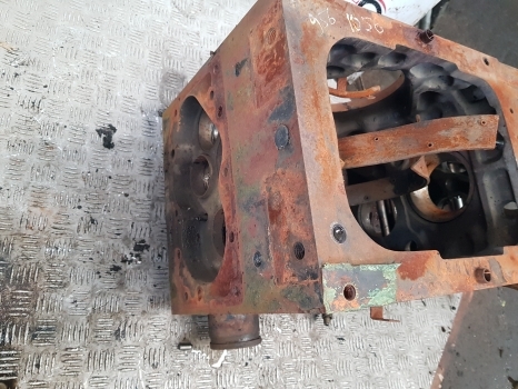 Hátsó tengely - Traktor Case International 956, 1056 Rear Axle Centre Housing 1280964c2, 1289971c91: 9 kép. Hátsó tengely - Traktor Case International 956, 1056 Rear Axle Centre Housing 1280964c2, 1289971c91: 9 kép.