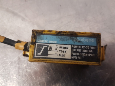 Caterpillar 146329 Carraro 26.16m, Front Axle Sensor 143227 - Érzékelő: 3 kép. Caterpillar 146329 Carraro 26.16m, Front Axle Sensor 143227 - Érzékelő: 3 kép.