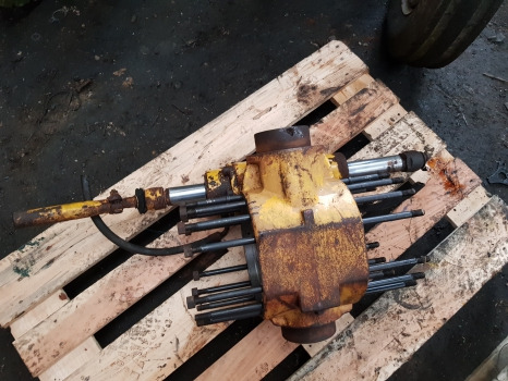 Caterpillar Th62, Clark Hurth, Manitou Front Axle Centre Housing, Steering Ram - Első tengely: 1 kép. Caterpillar Th62, Clark Hurth, Manitou Front Axle Centre Housing, Steering Ram - Első tengely: 1 kép.