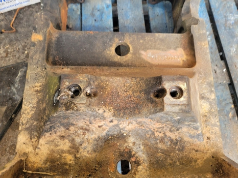 Claas Ares 500, 600, 800 Series 656 Rx Rz Front Axle Support Bolster 7700098196 - Felfüggesztés: 3 kép. Claas Ares 500, 600, 800 Series 656 Rx Rz Front Axle Support Bolster 7700098196 - Felfüggesztés: 3 kép.