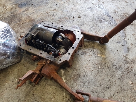 Fiat 70-90, 80-90 Hydraulic Lift Cover Assy 5117164, 5125938, 5123957, 5123959 - Hidraulika - Traktor: 1 kép. Fiat 70-90, 80-90 Hydraulic Lift Cover Assy 5117164, 5125938, 5123957, 5123959 - Hidraulika - Traktor: 1 kép.