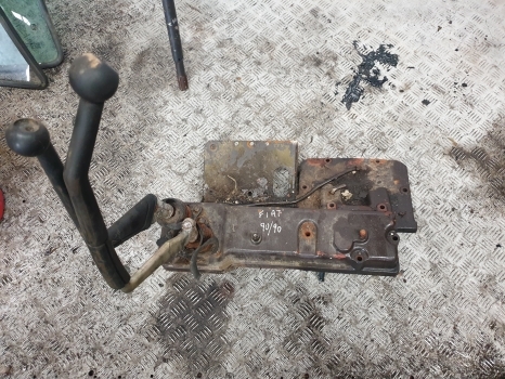Fiat 90-90, 100-90, 110-90 Transmission Control Cover 5129987, 5130986, 5132247 - Sebességváltó kar - Traktor: 1 kép. Fiat 90-90, 100-90, 110-90 Transmission Control Cover 5129987, 5130986, 5132247 - Sebességváltó kar - Traktor: 1 kép.