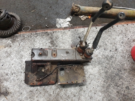 Fiat 90-90, 100-90, 110-90 Transmission Control Cover 5129987, 5130986, 5132247 - Sebességváltó kar - Traktor: 3 kép. Fiat 90-90, 100-90, 110-90 Transmission Control Cover 5129987, 5130986, 5132247 - Sebességváltó kar - Traktor: 3 kép.