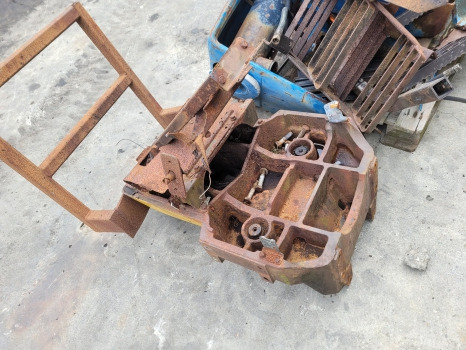 Fiat F130, F140, F120 Fwd Front Axle Support Frame Bolster 5147363, 5163236 - Felfüggesztés: 4 kép. Fiat F130, F140, F120 Fwd Front Axle Support Frame Bolster 5147363, 5163236 - Felfüggesztés: 4 kép.