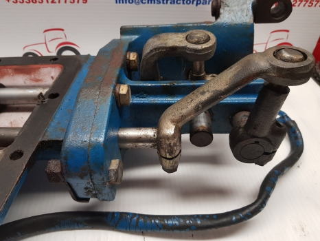 Ford 10 Series 6610, 7710, 7810, 7910, Transmission Gear Shift Cover E4nn7488aa - Sebességváltó: 4 kép. Ford 10 Series 6610, 7710, 7810, 7910, Transmission Gear Shift Cover E4nn7488aa - Sebességváltó: 4 kép.