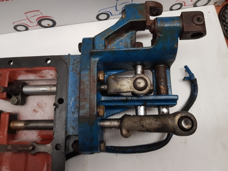 Ford 10 Series 6610, 7710, 7810, 7910, Transmission Gear Shift Cover E4nn7488aa - Sebességváltó: 3 kép. Ford 10 Series 6610, 7710, 7810, 7910, Transmission Gear Shift Cover E4nn7488aa - Sebességváltó: 3 kép.