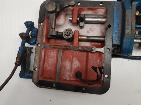 Ford 10 Series 6610, 7710, 7810, 7910, Transmission Gear Shift Cover E4nn7488aa - Sebességváltó: 2 kép. Ford 10 Series 6610, 7710, 7810, 7910, Transmission Gear Shift Cover E4nn7488aa - Sebességváltó: 2 kép.