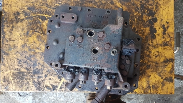 Ford 40, Ts Series, 8340 Transmission Control Plate Cover 82015157, F3nn7z479 - Erőátvitel - Traktor: 3 kép. Ford 40, Ts Series, 8340 Transmission Control Plate Cover 82015157, F3nn7z479 - Erőátvitel - Traktor: 3 kép.
