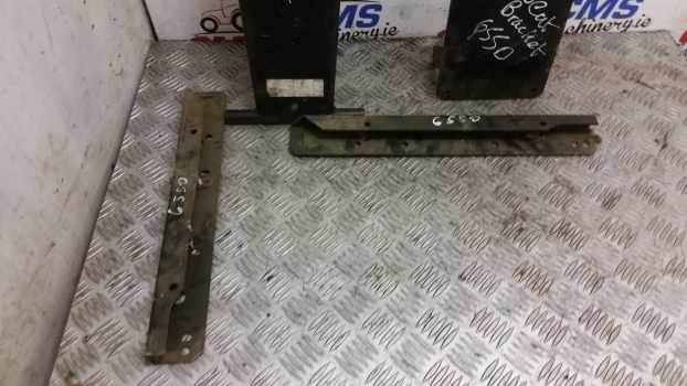 Ford 555c, 655c, 555d, 575d, 655d, 675d Seat Brackets E8nna464aa, 83971793 - Ülés - Traktor: 2 kép. Ford 555c, 655c, 555d, 575d, 655d, 675d Seat Brackets E8nna464aa, 83971793 - Ülés - Traktor: 2 kép.