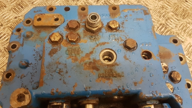 Ford 7840, 40 Transmission Control Plate Cover F0nn7z479ag, 81871981, F3nn7z479 - Erőátvitel - Traktor: 5 kép. Ford 7840, 40 Transmission Control Plate Cover F0nn7z479ag, 81871981, F3nn7z479 - Erőátvitel - Traktor: 5 kép.